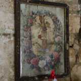 Alla destra della nicchia c'� un quadro raffigurante san Michele: � stato donato da un fedele che lo ha calato da una finestra con una corda senza alcun preavviso